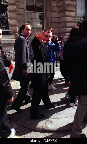 PA NEWS PHOTO : 18/4/97 : BRIAN HARVEY, CHANTEUR DE L'EX-EAST 17, ARRIVE AU TRIBUNAL DES MAGISTRATS DE LA RUE BOW OÙ IL EST ACCUSÉ D'AVOIR AGRESSÉ LE PHOTOGRAPHE REINALDO VARGAS DEVANT LA DISCOTHÈQUE STRINGFELLOWS EN FÉVRIER. PHOTO PAR LUCY MARI. Banque D'Images