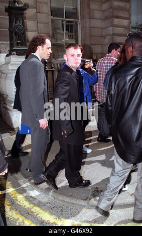 PA NEWS PHOTO : 18/4/97 : BRIAN HARVEY, CHANTEUR DE L'EX-EAST 17, ARRIVE AU TRIBUNAL DES MAGISTRATS DE LA RUE BOW OÙ IL EST ACCUSÉ D'AVOIR AGRESSÉ LE PHOTOGRAPHE REINALDO VARGAS DEVANT LA DISCOTHÈQUE STRINGFELLOWS EN FÉVRIER. PHOTO PAR LUCY MARI. Banque D'Images