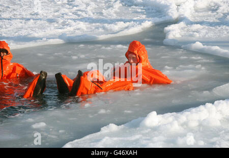 Le prince Harry de Grande-Bretagne, qui fait partie de la marche avec l'équipe d'expédition blessée, tente un costume d'immersion sur l'île de Spitsbergen, en préparation pour leur marche vers le pôle Nord. Banque D'Images