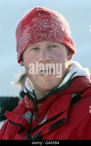 Le prince Harry de Grande-Bretagne, qui fait partie de la marche avec l'équipe d'expédition blessée, sur l'île de Spitzbergen, se préparant à leur marche vers le pôle Nord. Banque D'Images