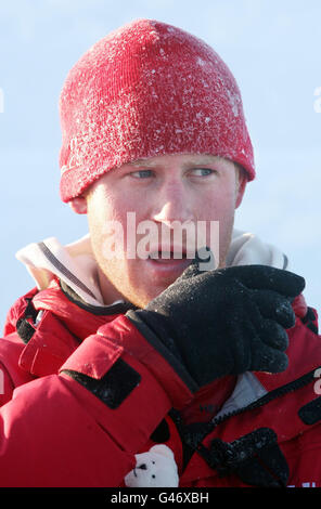 Le prince Harry de Grande-Bretagne, qui fait partie de la marche avec l'équipe d'expédition blessée, sur l'île de Spitzbergen, se préparant à leur marche vers le pôle Nord. Banque D'Images