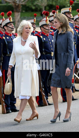 La duchesse de Cornouailles et la princesse Asturias Letizia d'Espagne (à droite) lors d'une réception au Palacio de El Pardo à Madrid en Espagne. Banque D'Images