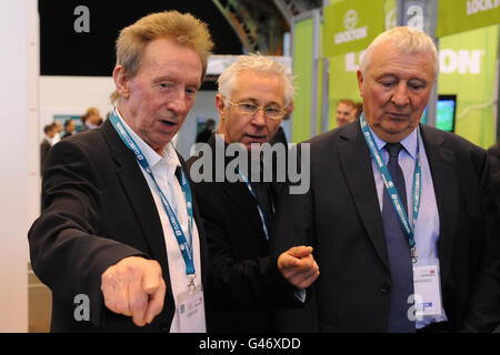 Soccerex - Forum européen 2011 - première journée - Manchester Central.Denis Law (à gauche) et Mike Summerbee (à droite) sont présentés autour des stands du Forum européen Soccerex 2011 Banque D'Images