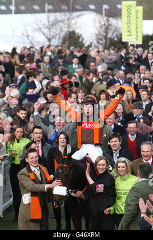 Courses hippiques - 2011 Cheltenham Festival - quatrième jour.Le jockey Sam Waley-Cohen célèbre sur long Run après avoir remporté le totesport Cheltenham Gold Cup Chase Banque D'Images