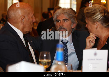 L'ancien champion de F1 Damon Hill (au centre) parle avec Sir Sterling Moss avec sa femme Lady Moss à l'automobile royale Club Banque D'Images