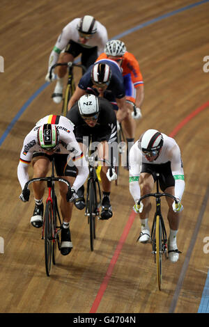 Maximilian Levy (à gauche) en Allemagne et Shane Perkins (à droite) en Australie Pour la première position pendant la demi-finale du Keirin Au cours du quatrième jour des Championnats du monde de cyclisme sur piste UCI Banque D'Images