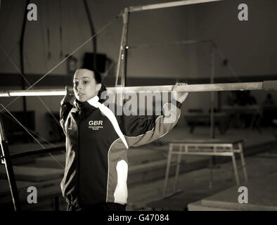 Image convertie en sépia dans photoshop Beth Tweddle poses à côté Les barres irrégulières pendant la journée d'ouverture des médias à Lilleshall Centre sportif national de Shropshire en avance sur l'européen du mois prochain Championnat de gymnastique à Berlin Banque D'Images