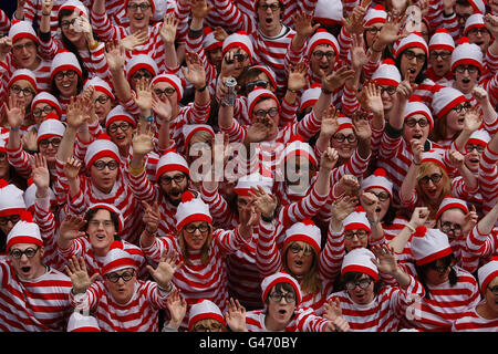 Une foule de personnes vêtues de « Where's Wally » à Dublin, pour le lancement du Where's Wally World Record, Qui fait partie du championnat du monde de Street Performance qui a lieu au parc Fitzgerald, à Cork City et au parc du peuple, à Portlaoise, du 11 au 12 juin et à la place Merrion de Dublin, du 16 au 19 juin de cette année. Banque D'Images