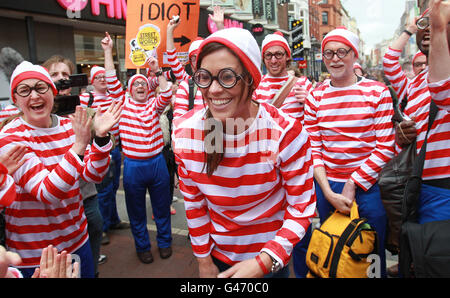 Le modèle Glenda Gilson est « Walied » par une foule de personnes vêtues de « Where's Wally » à Dublin, pour le lancement du Where's Wally World Record,Qui fait partie du championnat du monde de Street Performance qui a lieu au parc Fitzgerald, à Cork City et au parc du peuple, à Portlaoise, du 11 au 12 juin et à la place Merrion de Dublin, du 16 au 19 juin de cette année. Banque D'Images