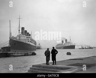 Trois navires Cunard arrivent sur les quais de Southampton. RMS Queen Elizabeth (à droite) se dirigeant vers le quai sec du roi George V pour sa révision d'hiver; (à gauche) se trouve le RMS Aquitania, qui repose à Berth 108, avant de poursuivre son dernier voyage vers le chantier des brise-roches; et en arrière-plan (à gauche) est le RMS Mauretania, à Berth 106. Banque D'Images