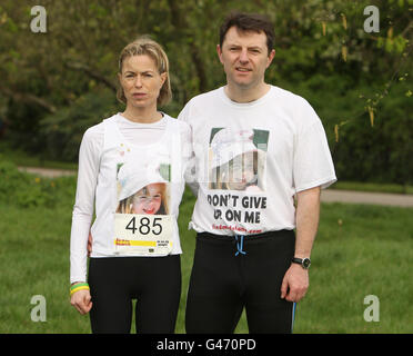 Kate et Gerry McCann, les parents de Madeline McCann, avant le début de l'association « des Mils pour les disparus », se trouvent à Regent's Park, dans le centre de Londres. Banque D'Images