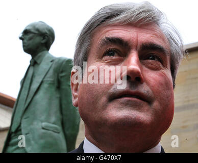 Le leader travailliste écossais Iain Gray se trouve près d'une statue de l'ancien leader travailliste Donald Dewar lors d'une promenade sur la piste de campagne électorale écossaise dans le centre-ville de Glasgow. Banque D'Images