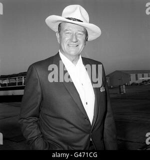 JOHN WAYNE: Ce jour-là, en 1931, John Wayne a été abandonné par Fox film Studios. Acteur-film John Wayne. John Wayne est de retour en guerre avec les Indiens. Le champ de bataille cette fois est une route s'étendant sur 30 miles à travers le désert au sud de Phoenix, Arizona aux États-Unis que le comté veut nommer de l'acteur qui a possédé un ranch sur une section de l'autoroute 347 jusqu'à sa mort en 1979. Mais les dirigeants indiens ne seront pas d’accord. Contrarié par la représentation des Indiens américains dans les films de Wayne comme moins civilisé et conscient que même en réalité, Wayne n'était pas un grand ami, ayant fait des commentaires racistes dans un infâme Banque D'Images