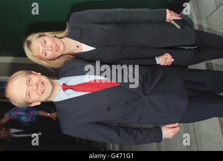 William Hague accompagne son fiancé Ffion Jenkins qui arrive au Carlton Club de Londres ce soir (lundi).Les membres du parti conservateur votent demain au premier tour pour tenter de choisir le successeur de John Major.Voir PA Story POLITIQUE leader conservateur.Photo de Neil Munns/PA. Banque D'Images