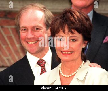 Le candidat à la direction du Parti conservateur Peter Lilley avec son épouse, Gail, devant le St Stephen's Constitution Club de Londres ce soir (lundi).Les membres du parti votent demain au premier tour pour tenter de choisir le successeur de John Major.Photo de Tony Harris/PA.VOIR PA STORY POLITICS Tory leader, Banque D'Images