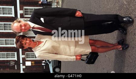 Le candidat à la direction du Parti conservateur Peter Lilley avec son épouse, Gail, devant le St Stephen's Constitution Club de Londres ce soir (lundi). Les membres du parti votent demain au premier tour pour tenter de choisir le successeur de John Major. Photo de Tony Harris/PA. VOIR PA STORY POLITIQUE leader conservateur. Banque D'Images