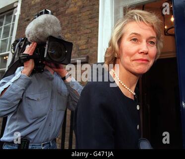 Virginia Bottomley arrivant au St Stephen's Constitution Club de Londres ce soir (lundi). Les membres du parti conservateur votent demain au premier tour pour tenter de choisir le successeur de John Major. Voir PA Story POLITIQUE leader conservateur. Photo de Tony Harris/PA. Banque D'Images