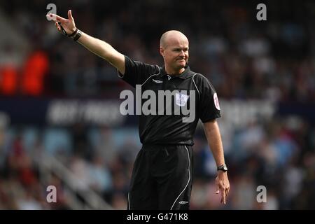 Football - Barclays Premier League - West Ham United / Manchester United - Upton Park. Lee Mason, arbitre Banque D'Images