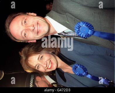 Piers Merchant et son épouse Helen célèbrent ce soir à l'extérieur de l'école Kelsey Park, à Beckenham (mercredi), après avoir été réadopté comme candidat du Parti conservateur de la région. M. Merchant a été photographié la semaine dernière dans des journaux, apparemment embrassant une hôtesse de boîte de nuit de 17 ans. Photo de Stefan Rousseau/PA. VOIR PA STORY ÉLECTION MERCHANT. Banque D'Images