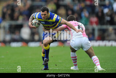 Rugby League - engage Super League - Warrington Wolves v Harlequins - Halliwell Jones Stadium.Warringtons Chris Bridge est abordé par Harlequins Luke Gale lors du match de la Super League engage au stade Halliwell Jones, à Warrington. Banque D'Images