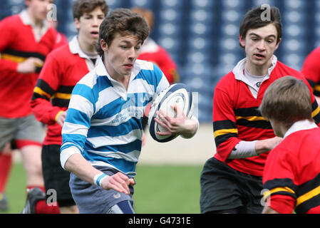 Edinburgh Academy Alex Swan détient le Collage Melville de Stewart lors de la finale de la coupe Scottish Schools U16 de Brewin Dolphin à Murrayfield, Édimbourg. Banque D'Images