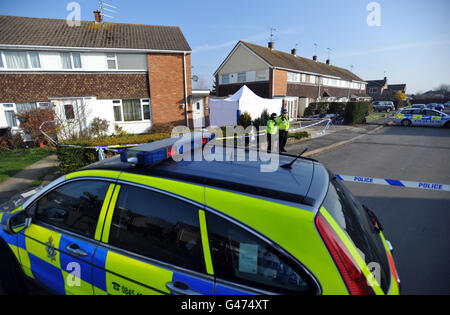 La police reste à l'extérieur de l'adresse de l'homme qui a été arrêté pour suspicion de meurtre à Swindon après que le corps de la femme disparue Sian O'Callaghan a été découvert hier. Banque D'Images