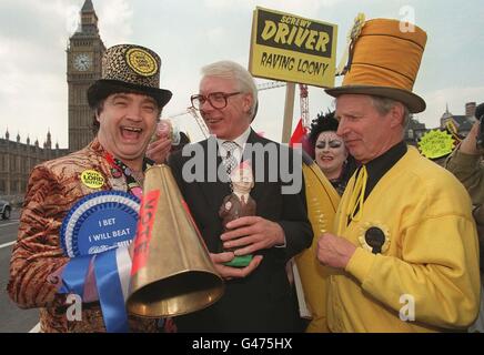 Le Premier ministre à l'image de Peter Friel se joint à Lord Sutch, chef du Monster Raving Loony Party, et à l'un des trente-cinq candidats du parti (non identifiés) à l'élection générale, en donnant une conférence de presse sur le pont de Westminster aujourd'hui (jeudi).Voir l'histoire de l'AP ELECTION Looney.Photo de Fiona Hanson/PA Banque D'Images