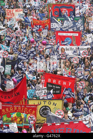 Les manifestants de la TUC marchent pour l'alternative à Londres pour protester contre les réductions de dépenses du gouvernement. Banque D'Images