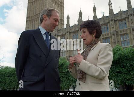 Peter Lilley, ancien secrétaire à la sécurité sociale et challenger à la direction des Conservateurs, et son nouveau colistier, l'ancien secrétaire à l'éducation, Gillian Shephard, à l'extérieur de la Chambre des communes aujourd'hui (mercredi). Nombre des anciens ministres du Cabinet ont dû demander aux représentants de Westminster des directives sur la façon de traverser le labyrinthe de couloirs menant à la suite des salles de l'opposition. Photo de Justin Williams/PA.Voir PA Story POLITICS Shadow Banque D'Images