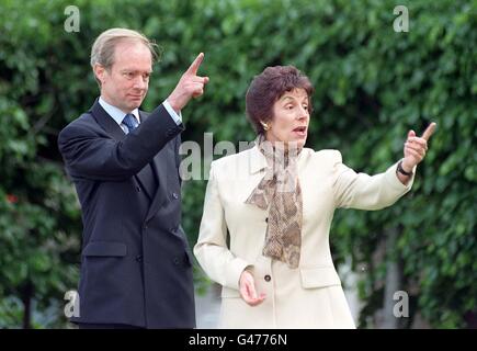 Peter Lilley, ancien secrétaire à la sécurité sociale et challenger à la direction des Conservateurs, et son nouveau colistier, l'ancien secrétaire à l'éducation, Gillian Shephard, à l'extérieur de la Chambre des communes aujourd'hui (mercredi). Nombre des anciens ministres du Cabinet ont dû demander aux représentants de Westminster des directives sur la façon de traverser le labyrinthe de couloirs menant à la suite des salles de l'opposition. Photo de Justin Williams/PA.Voir PA Story POLITICS Shadow Banque D'Images