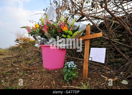 Un hommage floral laissé par Wiltshire, Avon et Somerset, et la police de la vallée de la Tamise sur la scène près d'Eastleach, Gloucester, où des restes humains ont été trouvés pendant l'enquête sur le meurtre de Sian O'Callaghan. Banque D'Images