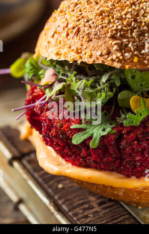 Rouge betterave cuite sain Vegan Burger avec Microgreens Banque D'Images