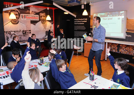 Mark Schwarzer de Fulham parle aux enfants pendant la leçon Banque D'Images