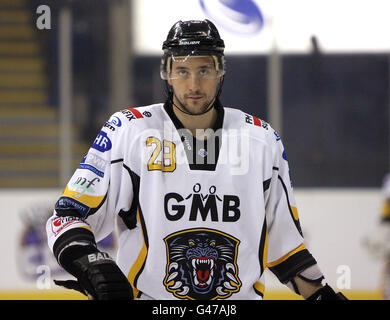 Hockey sur glace - Elite Ice Hockey League - 2011 Play offs - final - Cardiff Devils v Nottingham Panthers - Capital FM Arena. Guillaume Lepine, Nottingham Panthers Banque D'Images