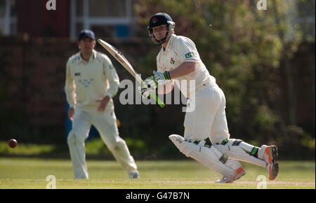 Steven Croft, de Lancashire, se batte lors du match de championnat du comté au Liverpool Cricket Club, à Liverpool. Banque D'Images