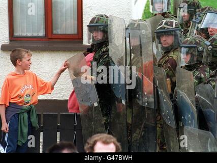 Les soldats de l'armée britannique bloquent les rues de la route Garvaghy à Portatown aujourd'hui (soleil) pour permettre à une marche de l'ordre Orange de passer par la zone catholique.photo John Giles.PA. Banque D'Images