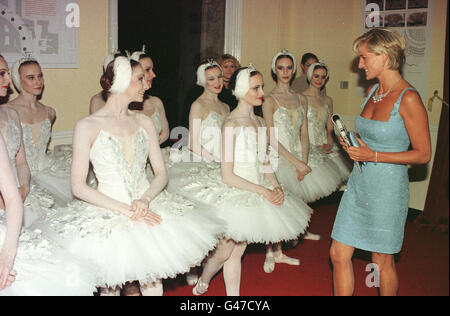 Diana, princesse de Galles, avec des ballerines du Ballet national anglais après avoir donné une performance de gala de Swan Lake au Royal Albert Hall Banque D'Images