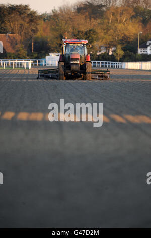 Un tracteur est conduit sur la piste toutes saisons à Champ de courses de Kempton Park Banque D'Images