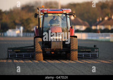 Un tracteur est conduit sur la piste toutes saisons à Champ de courses de Kempton Park Banque D'Images