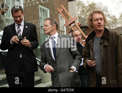 (De gauche à droite) Jeremy Hunt, secrétaire à la Culture, Nicholas Serota, directeur de Tate, et Grayson Perry, au Foundling Museum, dans le centre de Londres, lors d'une séance photo du Art Fund pour lancer le National Art Pass, donnant un accès spécial à l'art dans tout le Royaume-Uni. Banque D'Images