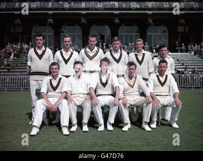 Groupe d'équipe du club de cricket du comté de Lancashire. (De gauche à droite) : Geoff Pullar, Ken Higgs, Roy Collins, Peter Marner, Jack Dyson et Geoff Clayton. (Première rangée, de gauche à droite) : Tom Greenough, Alan Wharton, Bob Barber, Brian Statham et Ken Grieves Banque D'Images