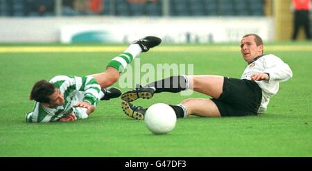 Andreas Thom (Celtic) -Left et Wayne Hewitt (Inter Cable-tel) se disputent lors du match de la coupe UEFA à Cardiff ce soir (mercredi).Photo Barry Batchelor/PA, Banque D'Images