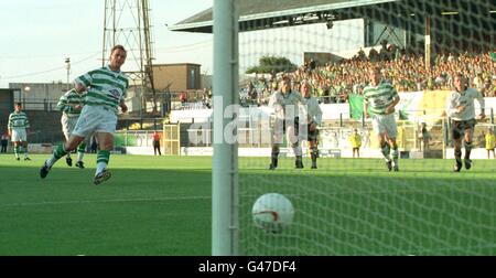 Andreas Thom, le Celtic, a fait un pas en avant et a obtenu le premier but contre Inter Cable-tel à partir de la zone de pénalité du match de la coupe UEFA de Cardiff.Photo Barry Batchelor/PA Banque D'Images