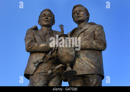 Football - npower football League Championship - Derby County v Leeds United - Pride Park.Brian Clough, directeur du comté de Derby, et Peter Taylor statue à l'extérieur du Pride Park Banque D'Images