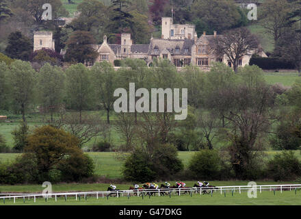 Les coureurs de la collection Cheltenham handicap haies lors de la réunion d'avril à l'hippodrome de Cheltenham. Banque D'Images