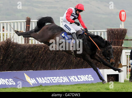 Poquelin monté par Ruby Walsh saute le dernier sur leur chemin à la victoire dans le Masterson Holdings Silver Trophy Chase lors de la réunion d'avril à Cheltenham Racecourse. Banque D'Images