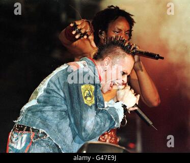 Keith Flint (avant), chanteur principal du Prodigy, se produit au concert V97 à Temple Newsham, Leeds, hier soir (samedi).Photo Owen Humphreys/PA. Banque D'Images