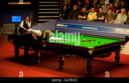 Stephen Hendry en action contre Joe Perry lors des Championnats du monde de Snooker Betfred.com au Crucible, Sheffield. Banque D'Images