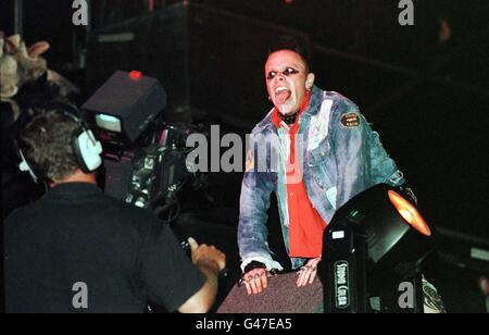 Keith Flint, chanteur principal de The Prodigy, se produit au concert V97 à Temple Newsham, Leeds, hier soir (samedi). Photo Owen Humphreys/PA. Banque D'Images