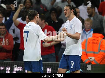 Football - International friendly - Angleterre v Ghana - Stade Wembley.Andrew Carroll (à droite), en Angleterre, célèbre avec son coéquipier James Milner (à gauche) après avoir obtenu le but d'ouverture Banque D'Images